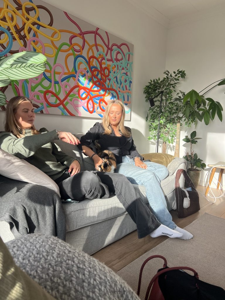 Kaja, Martine og Pruski på sofaen