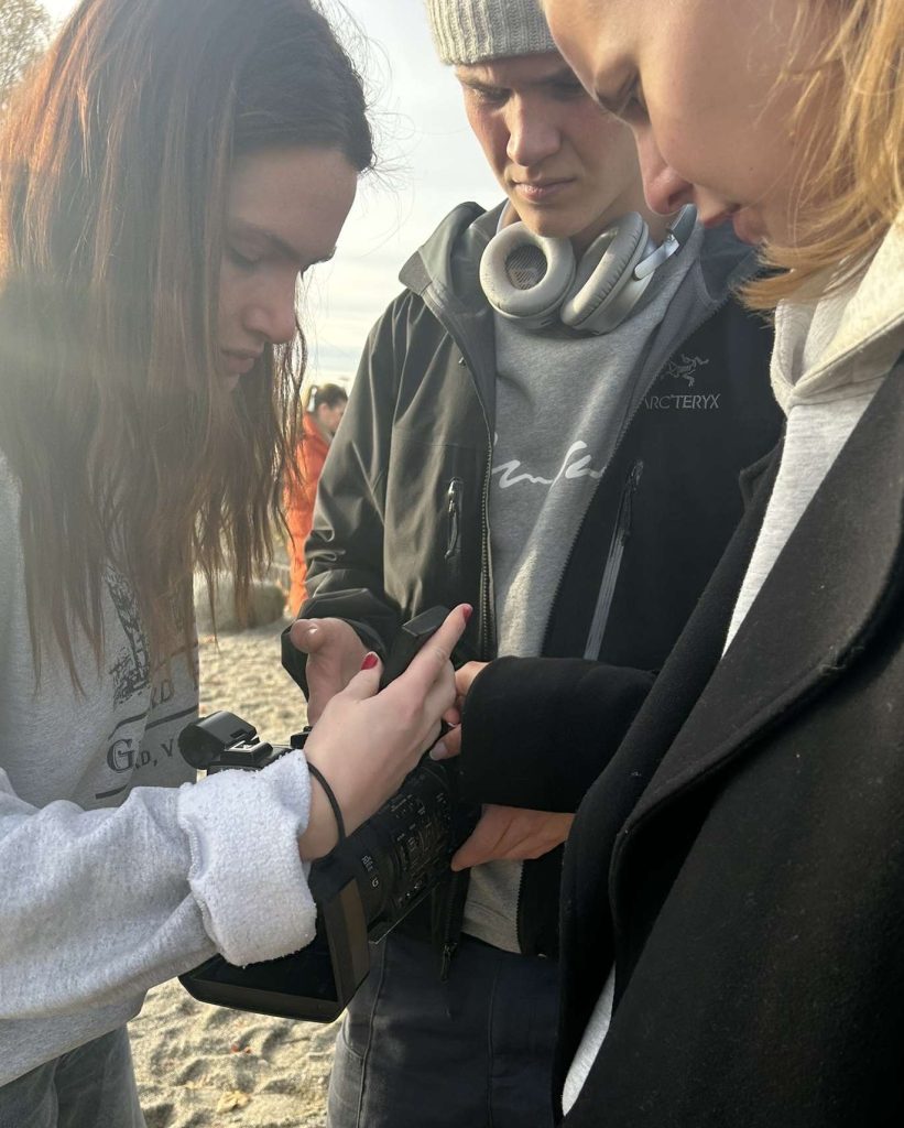 Selma, Kaj og Ida som fikser kamera