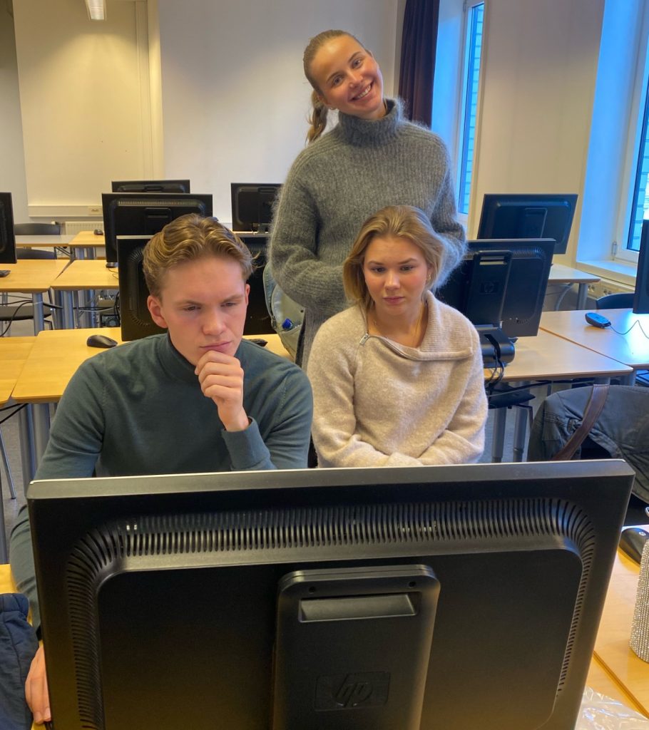 Kaj, Ida og Kaja lager plakat
